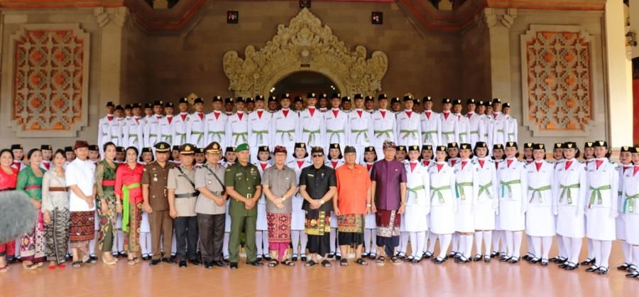 podiumnews.com-Wabup Suiasa Kukuhkan Paskibra Badung 2019